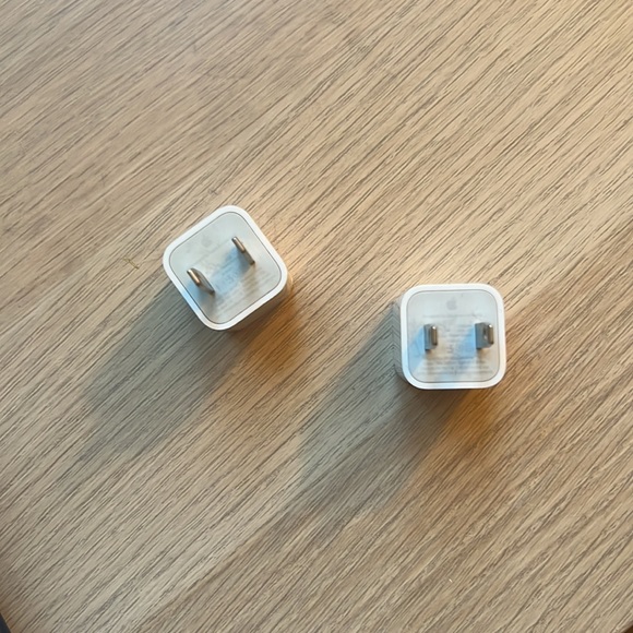 Apple 5W USB Power Adapter - Picture 2 of 3